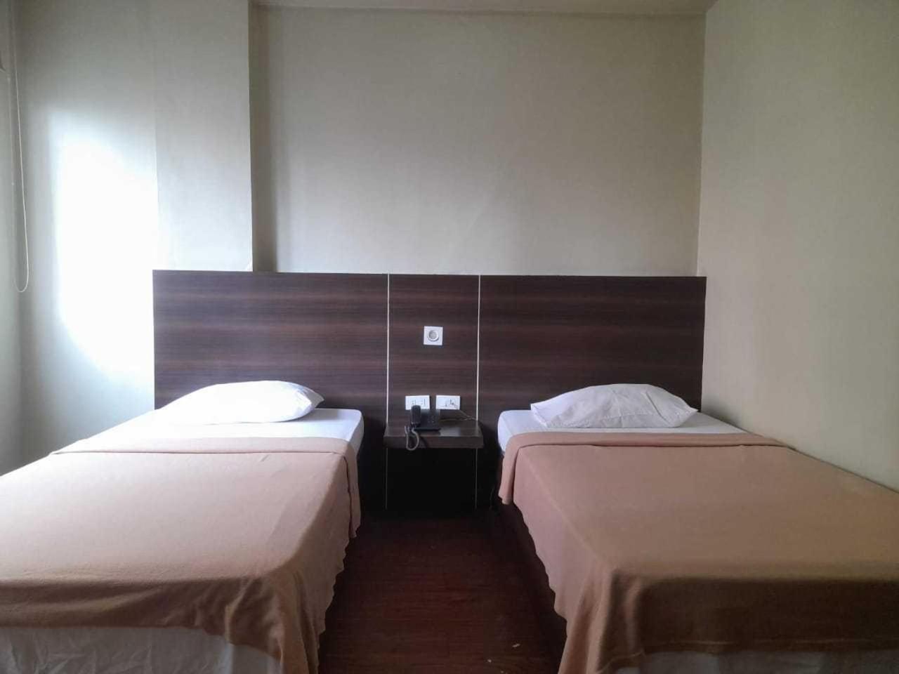 Oyo 1011 First Hotel Manille Extérieur photo