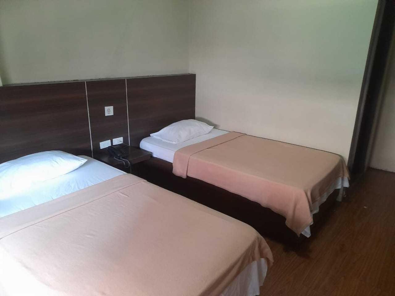 Oyo 1011 First Hotel Manille Extérieur photo