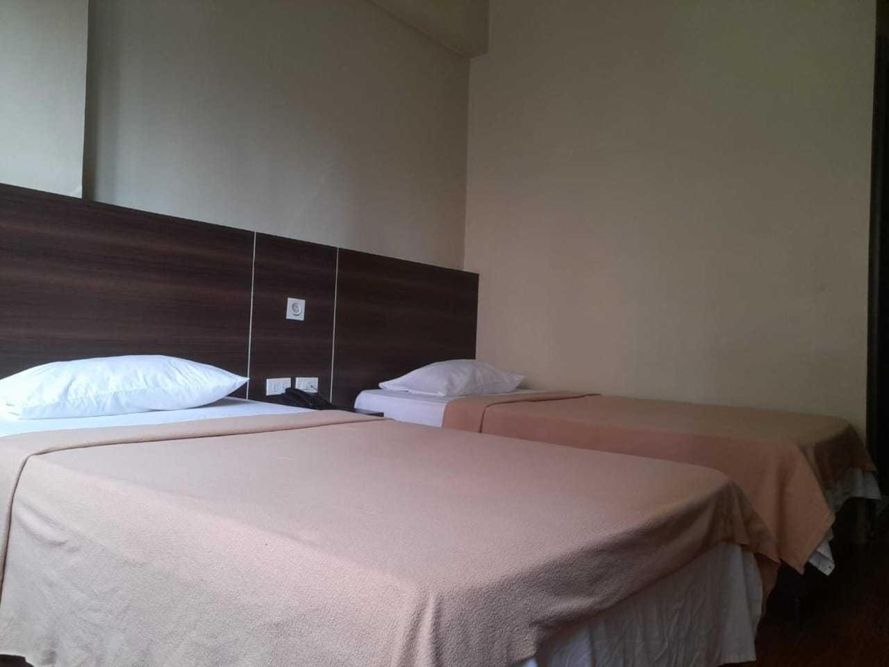 Oyo 1011 First Hotel Manille Extérieur photo